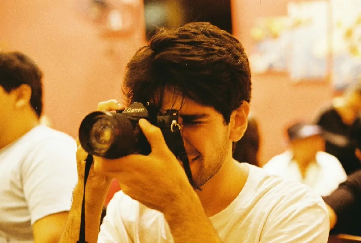 Ricardo Velasco fotografiando con una cámara Canon